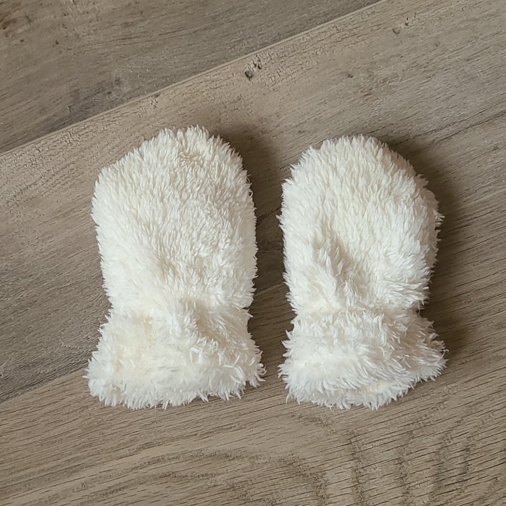 🛍5for$15🛍Sherpa Hat and mittens - Picture 5 of 6